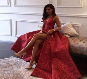 Modern Dark Red Aline Prom -klänningar med Overskirt V Neck Backless Lace Party Gown Front Side Split Celebrity Dress8601338