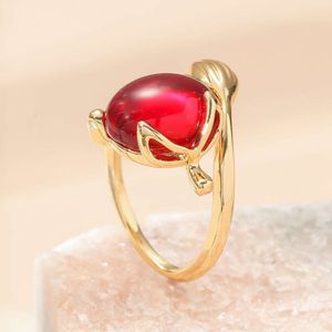 Fashionabla vattendroppe kopparpläterad guld inlagd röd zirkon trendig ring