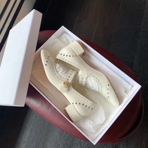 Pumps 2023 Women's Shoes Summer Retro British Style Sandals Carved Cutout Button Low Thick Heels Women Shoes Wedding Shoes