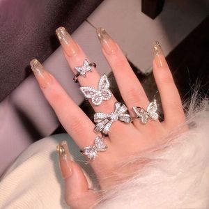 Anel de dedo indicador de borboleta com diamante banhado a prata estilo chinês