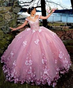 2024 rosa bollklänning quinceanera klänningar från axel guld spetsar applikationer 3d blommor blommor kristallpärlor golvlängd söt 15 fest prom kväll klänningar