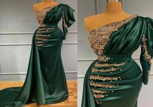 2022 Charmantes, dunkelgrünes Meerjungfrau-Abendkleid aus Satin mit goldenen Spitzenapplikationen, Perlen, Perlen, One-Shoulder-Falten, lang, formell, Oc8080578