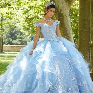 Светло-голубые кристаллы Платья Quinceanera с открытыми плечами и оборками Тюлевая юбка Sweet 16 Платье с 3D-цветками из бисера Театрализованное платье6352495