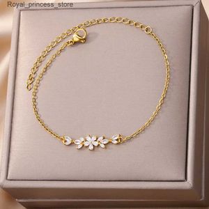 Braccialetti con ciondoli Elegante fiore in zircone adatto per le donne Affascinante regalo di gioielli di design di lusso in acciaio inossidabile dorato Q240321