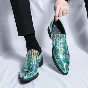 Casual skor mode loafers män gröna affärer mockasiner pekade tå patent läder gentleman klänning slip-on