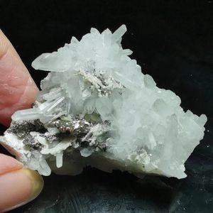 Dekorativa figurer 24Gnatural White Crystal Cluster och mässing Intergrowth Quartz Mineral kan användas som hemdekoration Gem