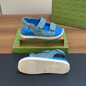 2024 Made in Italy Neue DAMEN-SANDALE MIT DOPPELTER Klettverschluss-Schlaufe, flache Sandalen. Hellblaue und elfenbeinfarbene Denim-Gummisohlen mit Ripsbandbesatz. Boxgröße 35–42