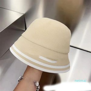 Breda randen hattar hink hattar designer kvinnor hatt klassisk temperament semester mångsidig rand varm hatt design mode par rese hatt