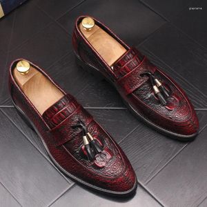 Casual Shoes Mens Luxury Fashion Wedding Party Wear Original Läder Slip-On Tassels Shoe Black Red Smoking Slippers Summer Loafers Man