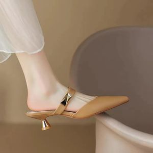 サイズ35-42女性子猫のかかとMules Golden Rivet Poinded Toe Summer Sandals Fashion Beige Ladiesカジュアルメッドヒールシューズ240318