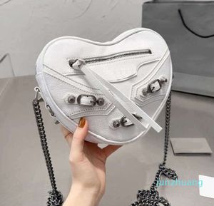 2024 Hjärtmotorcykel kärlek väska kvinnor axel väska läder crossbody designer väska coola modeväskor dam söt handväska