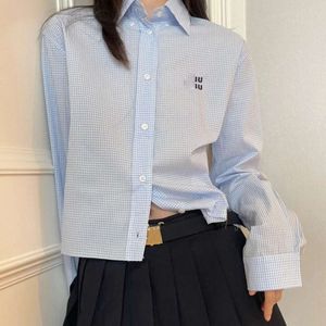 Designer skjorta kvinnor skjortor bokstäver broderade rutiga korta lapel blus mode långärmad kappa toppar asiatiska storlekar