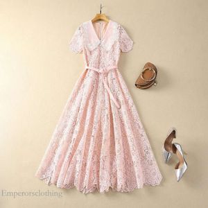 2024 Spring Pink Floral broderi spetsklänning Kort ärm Peter Pan Neck Belted Midi Casual Dresses S4J090104 Plus Size XXL