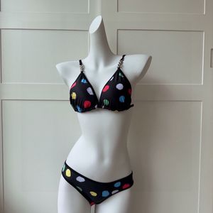 العلامة التجارية V Designer Swimsuit Sexy Bikini مجموعة للنساء ضمادة ملابس السباحة ثونغ بدلة السباحة من قطعتين