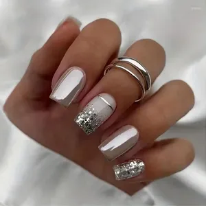 Falska naglar europeiska och amerikanska mode minimalistiska fyrkantiga manikyr som bär nagellappar ädla elegant silver glitter falska