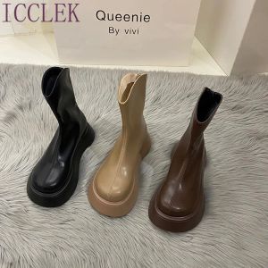 Sandaler 2022 Autumn Fashion Short Boots Tjock Bottom Platform Flats klackar Kvinnor Back Dragkorg Knight Boots Woman Leather Shoes