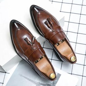 Casual skor män brittiska bekväma loafers solid färg spetsig tå tassel glid på klassisk mode affärsbröllopsklänning