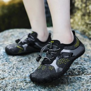 Sapatos 2021 Novos sapatos de água descalços para crianças, menina seca rápida menina leve sapatos aquos