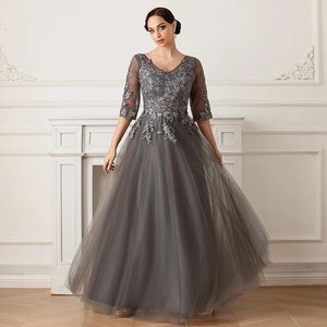Ny designer Gray A-Line Mother of the Bride Dress 2024 V-ringning Halva ärmar Lace Applicques Gästklänningar Bröllopsfestklänningar Robe de Soiree
