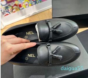 Kadın püskül tasarımcı loafers klasik çift harfli moda yuvarlak kafa cowhide elbise ayakkabıları yüksek kaliteli deri düz dip sıradan ayakkabılar