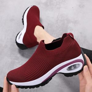 Buty swobodne kobiety modne platforma klinowa Sneakery żeńskie sportowe damskie poduszka biegowa z siatkiem oddychającą hurtową