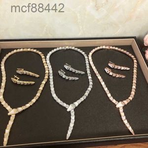 Coleção de designers de moda estilo jantar festa gargantilha colar colar brinco configuração diamante madrepérola cor dourada cobra serpente joias semelhantes a cobras