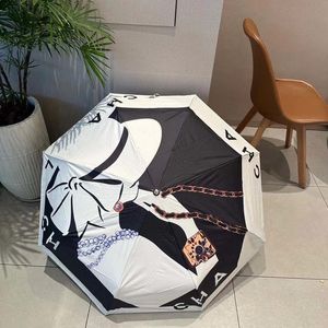 Ombrello di design Modello di borsa di fiori Protezione solare Protezione dalla neve Ombrello di gomma nera Lettera classica Graffiti Nero Bianco Ombrello automatico tripla piega