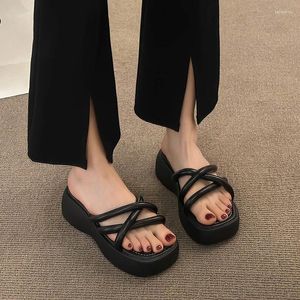 Tofflor kvinnors skor 2024 Basic Peep Toe Summer Casual Women smal Band tjocka botten damer