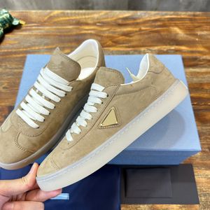 Designer Downtown Wheel Shoes Triangle Metal Suede Sneakers Wheel Shoes Women British Style Retro Classic Casual Shoes Size35-40