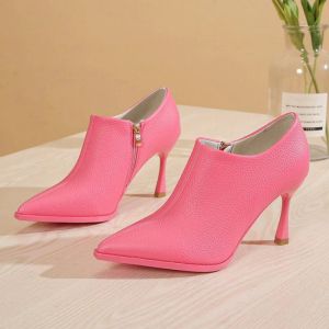 Pompe 2023 Nuove donne primaverili puntati con tacchi alti Pompe Fashion Pink Teli Stivali caviglie carini British Ladies Stivali corti