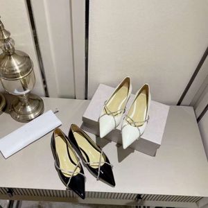 Nuova primavera e autunno sfilata di moda di Parigi tacco piatto in pelle verniciata a punta professionale con catena a bocca bassa scarpe singole per donna