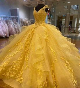 Charro żółte sukienki Quinceanera V Koronka Aplikacja Słodka 15 suknie Ruffle Tier Ball Sukni