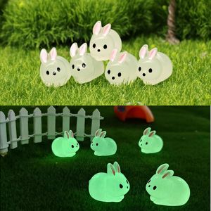 Mini Glow-in-the-dark bambola di coniglio Micro paesaggio fai da te decorazione fata da giardino in miniatura bambola ornamento figurine coniglietti luminosi
