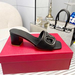 Varumärkesdesigner Sandaler Kvinnor Skor 100% äkta läder Slipper High Heel Sandal Classic Flat Slides Beach Slipper Withbox