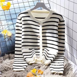 Fashion coreano Ocollar a manica lunga cucitura a strisce cardigan maglione casual singolo a singolo lavoro a maglia top morbida 240304 240304