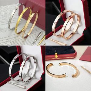 braccialetto a vite di design gioielli di lusso di moda Bracciale da donna affascinante in acciaio al titanio 18 carati Bracciale in oro di marca Consegna gratuita da donna Regalo di Natale per la madre