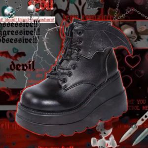 Stiefel 2023 Neue dunkle gotische Fledermauselement -Keilstiefel Frauenplattform Stiefel