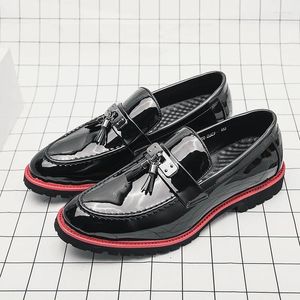 Sapatos casuais moda estilo britânico homens apontou couro preto tassel mocassins 2024 deslizamento em mocassin plus size 38-48 mens