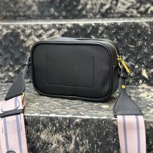 Designer Crossbody Bag Camera Bag är enkel och form av liten rektangulär låda, en lyxig snygg axelväska med rem och originallåda