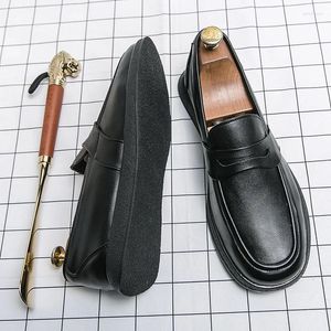 Casual Shoes Summer Luxury Loafers Men Wedding Classic Tpr Sole äkta lädermän affärsformella mockasiner