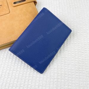 Klassische Designer-Passbrieftasche der französischen Marke. Hochwertige Barenia-Passtasche aus echtem Leder mit 4 Kartenfächern, 1 Passfach, 10 Farben zur Auswahl, 10 cm x 14 cm
