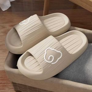 Hausschuhe Neue Sommer Home Indoor Rutschen Männer Frauen Flache Nette Cartoon Bär Rutschfeste Outdoor Strand Schuhe Dusche Bat014QWT H240322