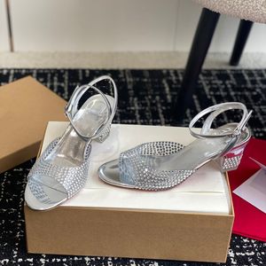 Sandália de salto bloco de designer de luxo para mulheres sapatos de vestido tira de tornozelo sapatos de prata de diamante verão slingback bombas sapatos tamanho grande 35-40 com caixa