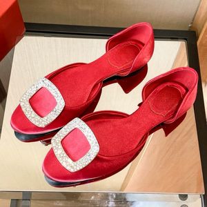 Sandaler Nya mode tofflor Top Designer Water Diamond Shoes äkta läderbrev Sandaler Kvinnor Sexiga dansskor Runda huvudgummisandaler utomhusskor