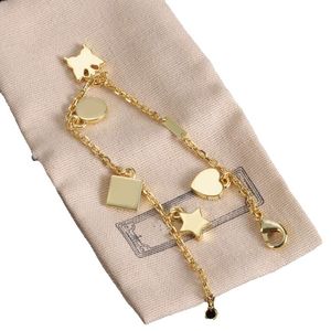 Disposizione di pendenti in oro dal design classico, braccialetto con ciondoli impreziosito, gioielli da donna, moda G, placcati in oro