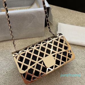 2024 Gold Metal Diamond Lattice Frame Chain Axel ryggsäck Kvinnor Single Shoulder Makeup Bag