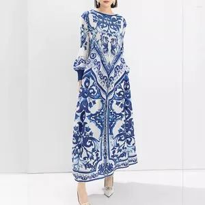 Casual Dresses Miyake Folds 2024 Spring Retro Dress Fashion Blue and White Porcelain Print Round Neck Lantern Sleeve