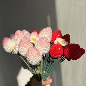 Decorative Flowers 2 Colors Knitted Strawberries Bouquet Hand Woven Artificial Xmas Party Birthday Festival Store Decoraiton Gift