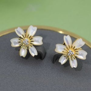 Popular moda venda quente fritillaria flor brincos para mulheres anti alergia ouro requintado presente orelha batida marca jóias