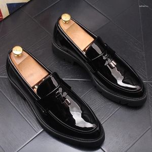 Sapatos casuais estilo coreano moda masculina vestidos de festa de casamento couro patente slip-on borlas sapato preto branco plataforma mocassins oxfords